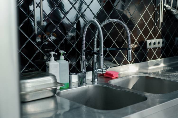Como evitar entupimentos na pia da cozinha