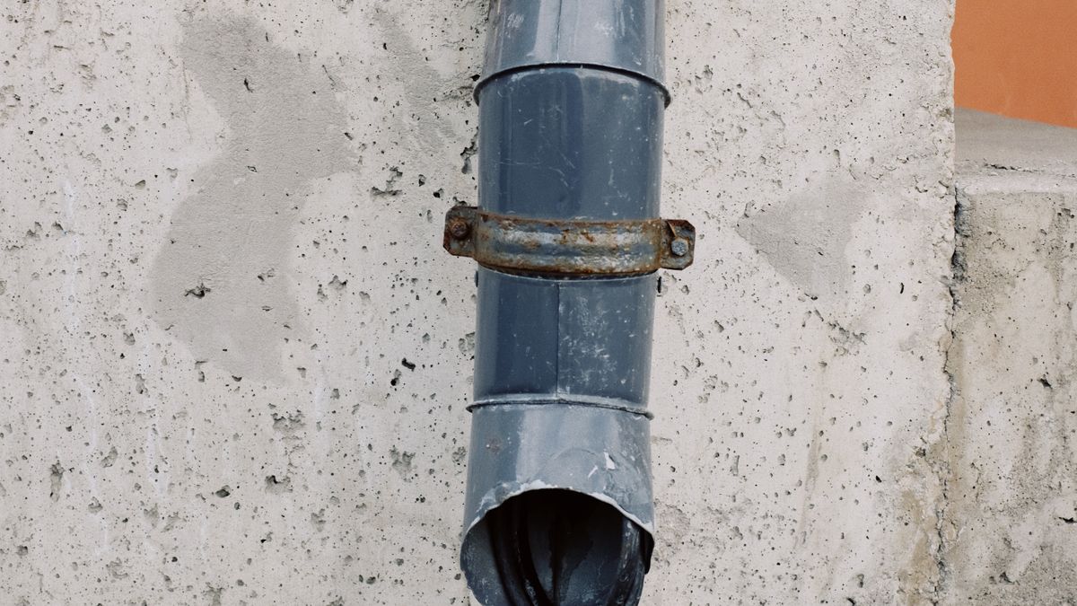 Jato de água em alta pressão limpando tubulação comercial em Curitiba