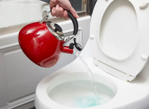 Água quente com detergente para amolecer resíduo no vaso