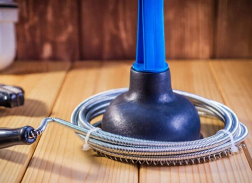 Cabo de aço flexível, a cobra, desentupindo vaso sanitário