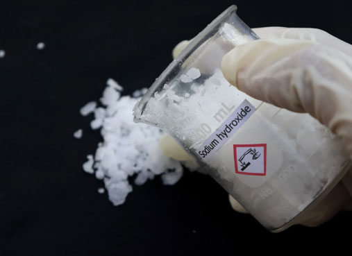 Desentupidor químico usado com cautela na linha de esgoto