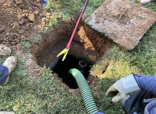 Caminhão de sucção da HidroTotal fazendo limpeza de fossa séptica em Curitiba